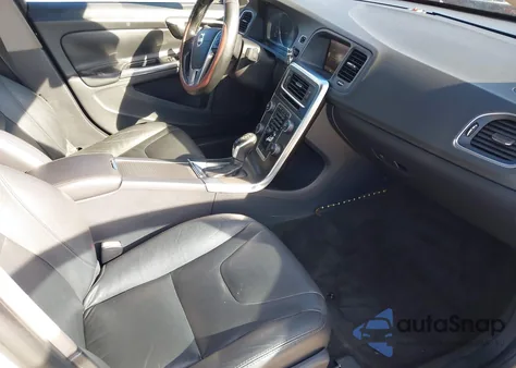 2015 Volvo S60 T5 Premier z USA, uszkodzony, nr VIN YV126MFB4F2307590